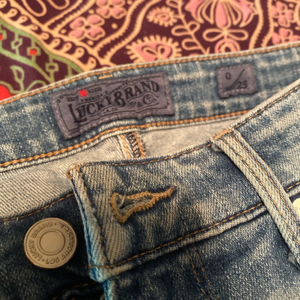 Lucky Brand distressed jeans, perfect for grunge chic look! Good condition